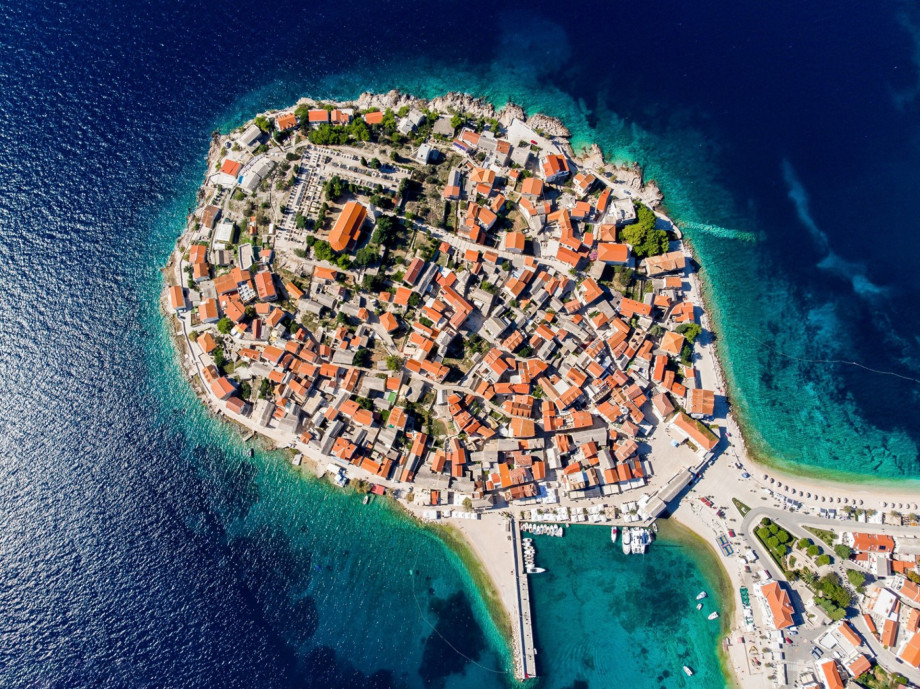 It is famous for its beautiful beaches and its rich tourist offer,only 10 min. drive.