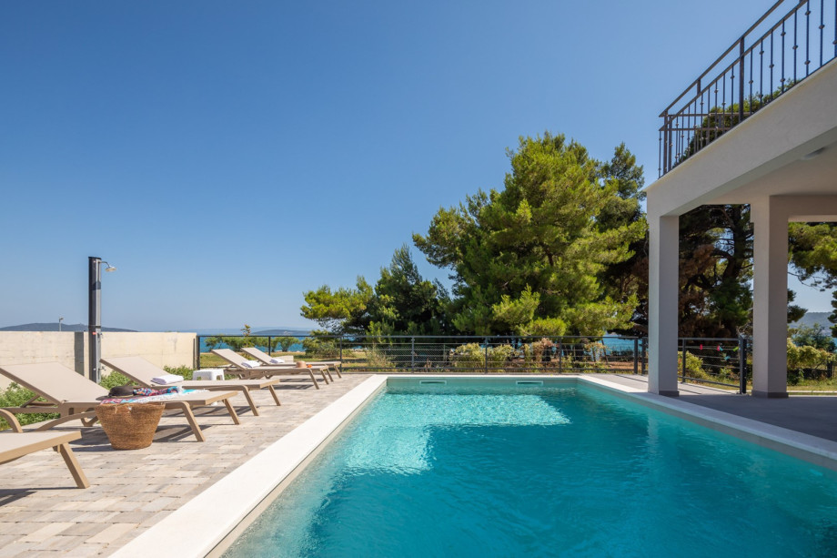 Pool with hydromassage and filtered through a state-of-the-art electrolyzes system