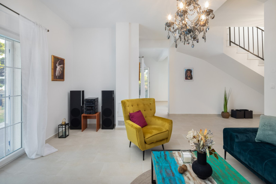 Living room outfitted with a surround sound system and flat-screen TV