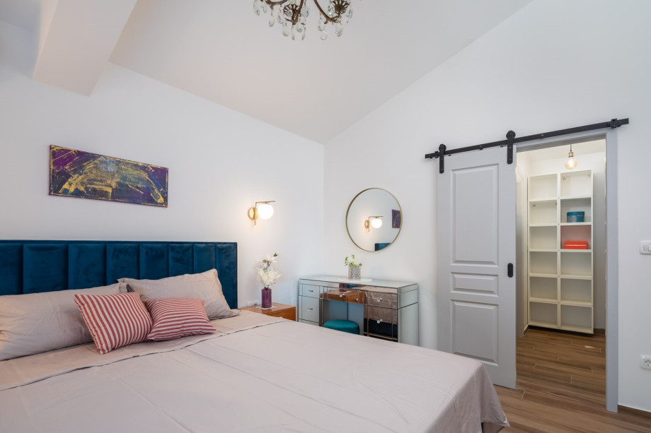 Bedroom No. 1 (18sqm) offers a plush king-size bed (180x200)