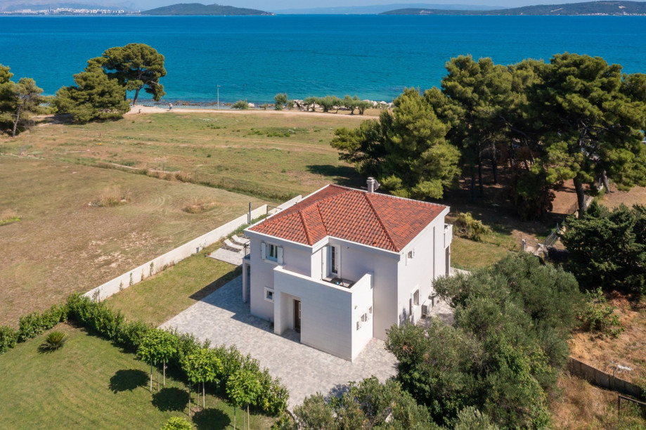 Enjoy a peaceful environment surrounded by a stunning, unspoiled seaside area and a picturesque promenade