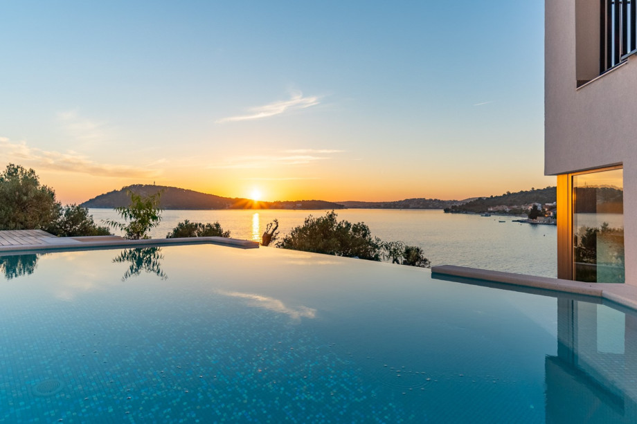 modern villa with plenty of space for up to 10+1 guests