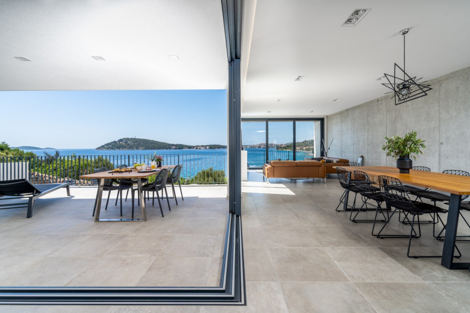 The outdoor (pool level) offers 28 sqm (7,4mx 3,8m)