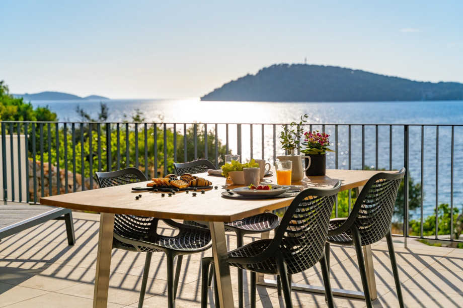 weitere Terrasse auf der Ostseite mit einem Gasgrill 