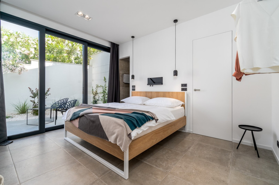 Schlafzimmer Nr. 2 mit einem Doppelbett (180 cm x 200 cm), eigenem Bad mit Dusche