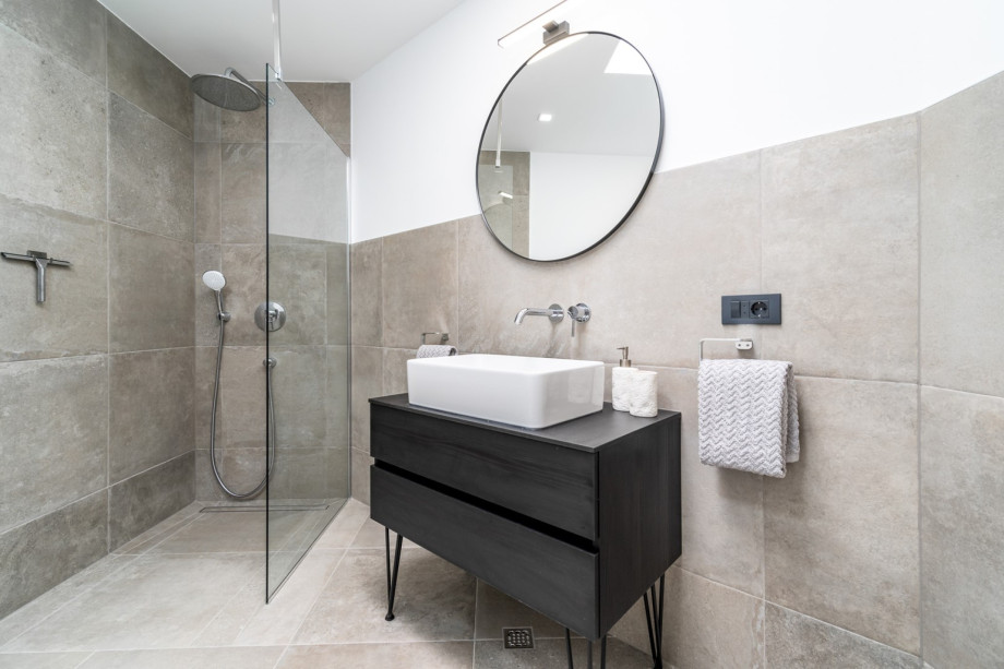 eigenes Badezimmer mit Dusche und einem begehbaren Kleiderschrank