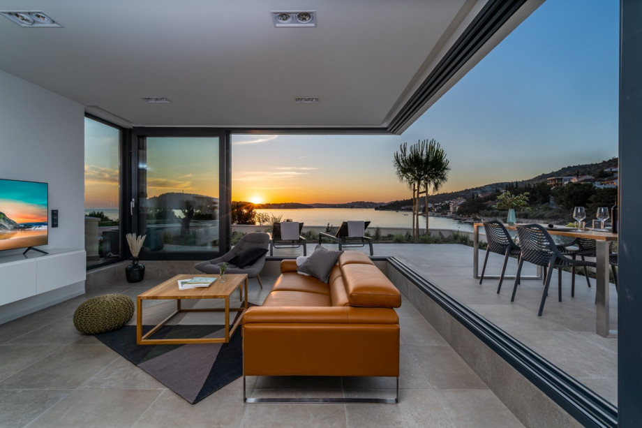 Die Villa Roots befindet sich in einer natürlichen mediterranen Landschaft 