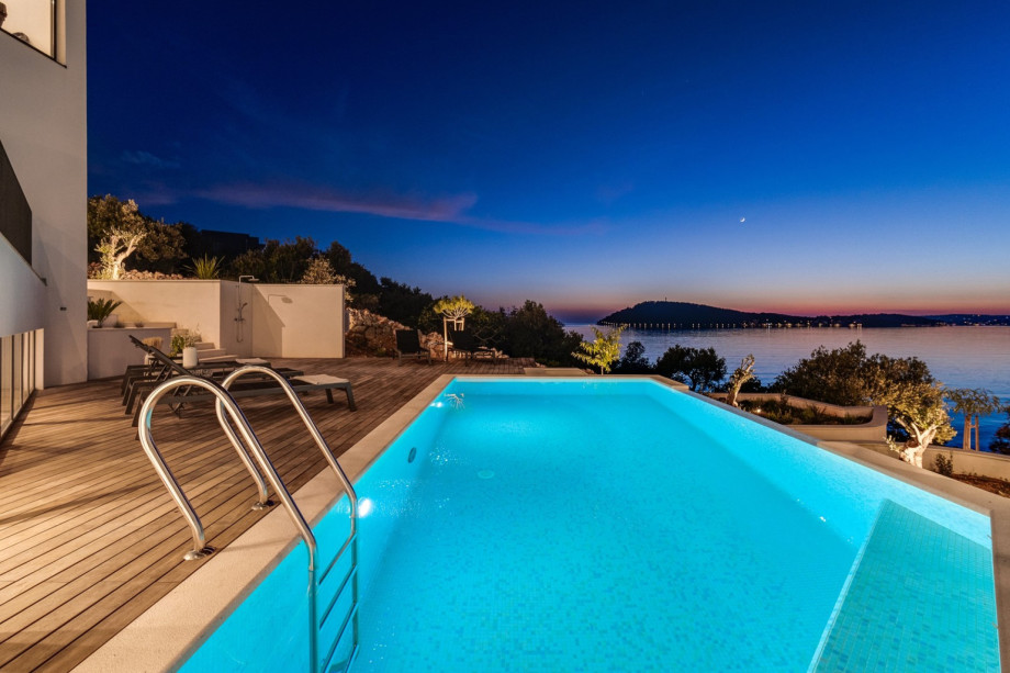 Direkt von der Villa aus können Sie das felsige Ufer mit Zugang zum kristallklaren und warmen Meer der Bucht von Ražanj betreten