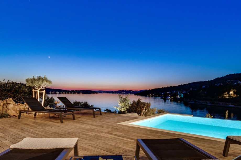 Direkt von der Villa aus können Sie das felsige Ufer mit Zugang zum kristallklaren und warmen Meer der Bucht von Ražanj betreten