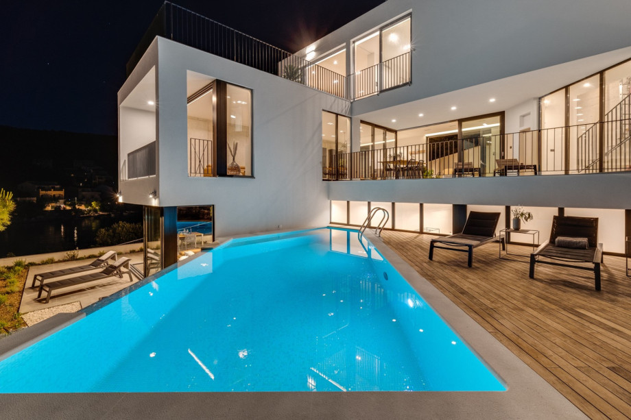 Perfekt gestaltete Villa an der Küste der Bucht Ražanj