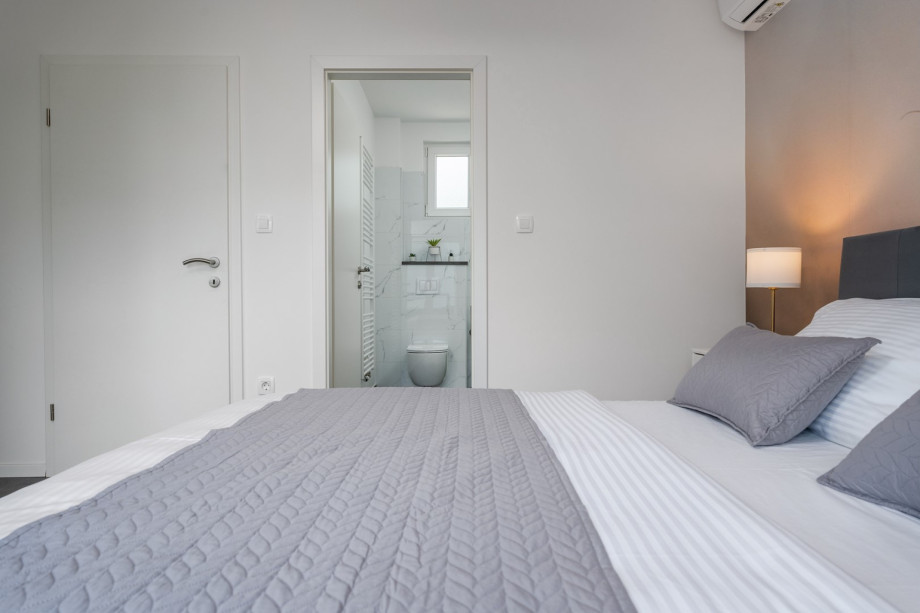 Bedroom No2 also offers an en-suite bathroom with a shower