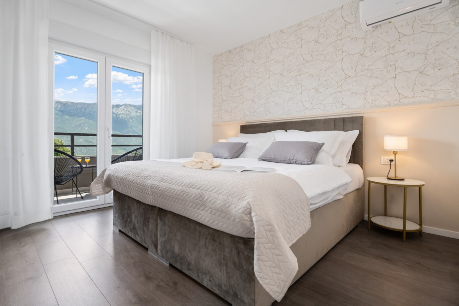 Bedroom No4 (15sqm) with king size bed 180cm x 200cm