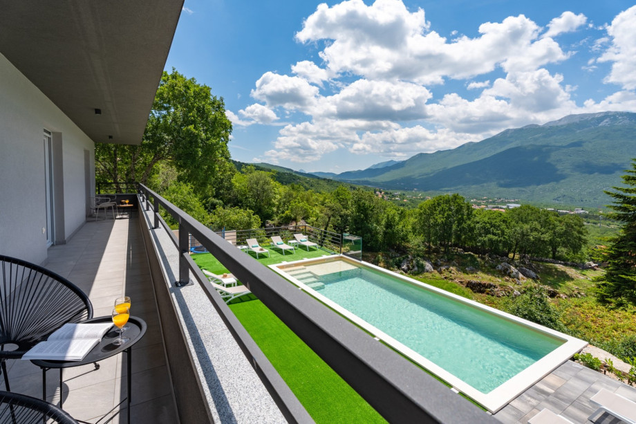 This is a modern place to stay with a quiet environment but still close to all