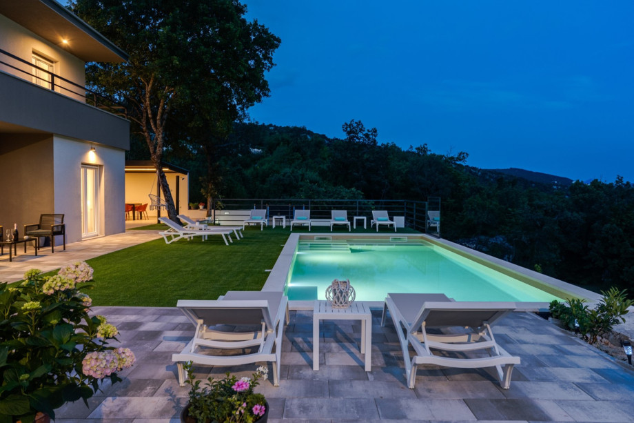 Relax and enjoy a glass of wine on hot summer evenings