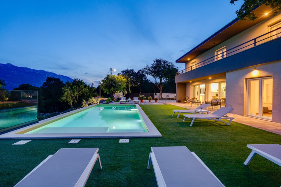 The villa is nestled on a 1000sqm fully fenced property, only 900m from a mini-market, butchery, bakery, etc