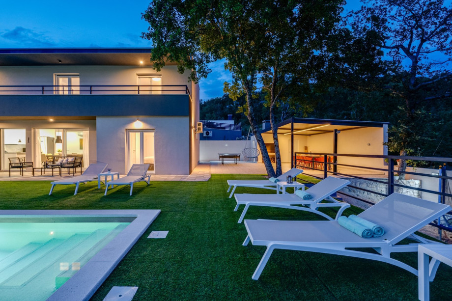 This newly built and very stylish villa offers a perfect escape from the city to the rural and unspoiled environment