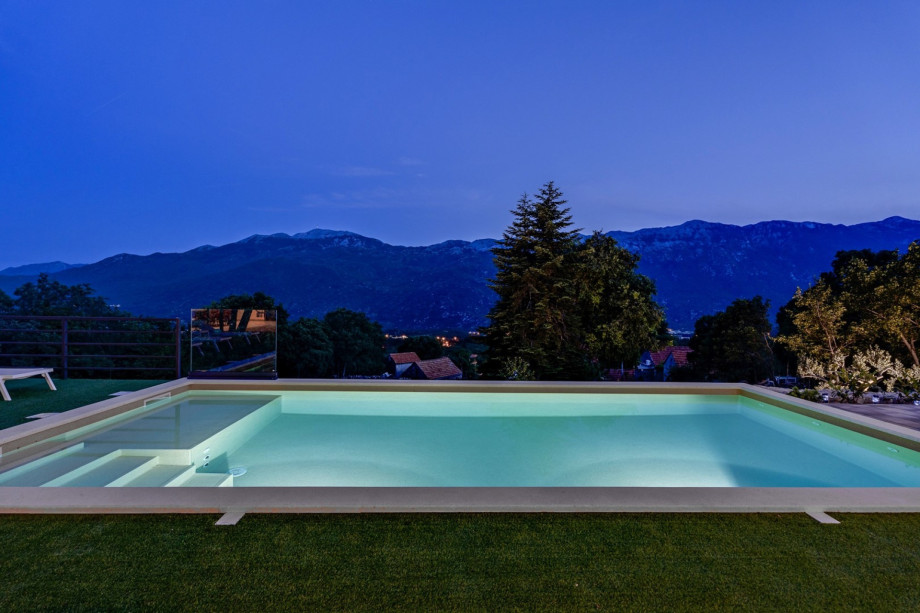 The privacy is secured and the sun deck area is not overlooked