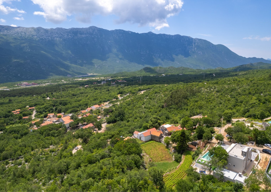 Amazing and open landscape views of the natural surroundings and Biokovo mountain