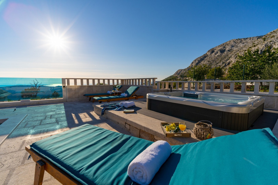 Enjoy your privacy at pool and this lovely environment