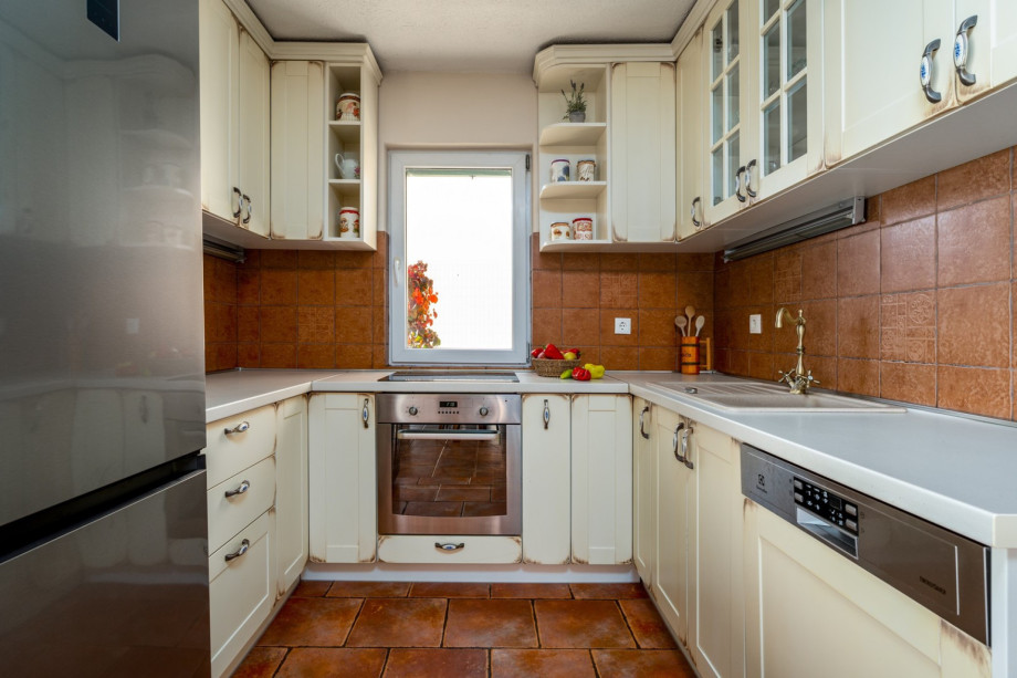 Fully equipped kitchen next to the living and dining area