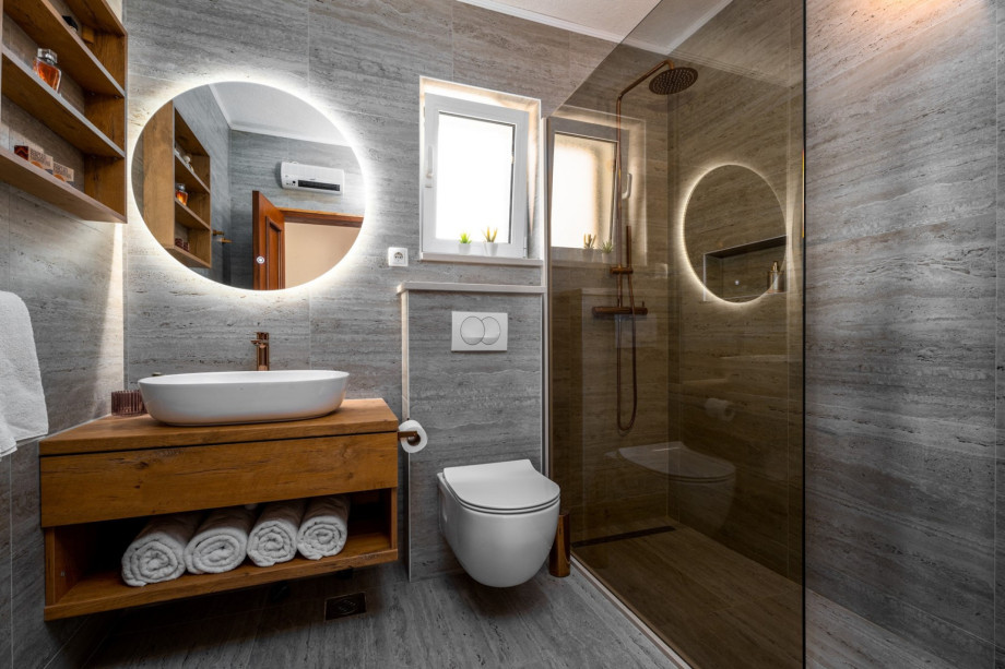 Bathroom with shower and washing machine on the ground floor