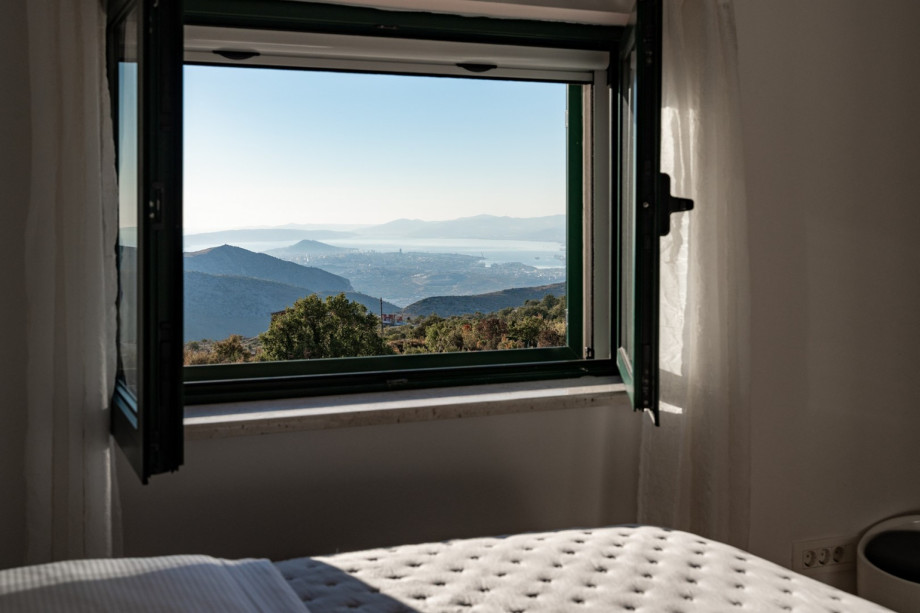 Bedroom No2 with double bed, air-conditioned and sea view