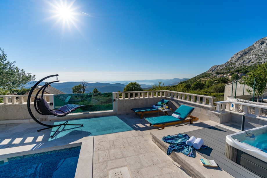 36 sqm private pool, 6 deck chairs and 3 hanging chairs for relaxation