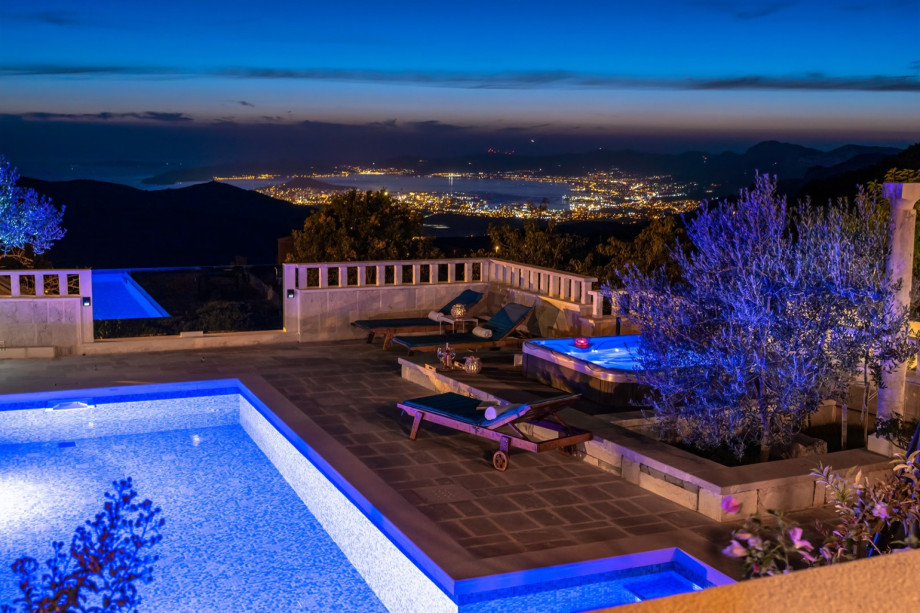 Amazing city views from the jacuzzi and the pool area