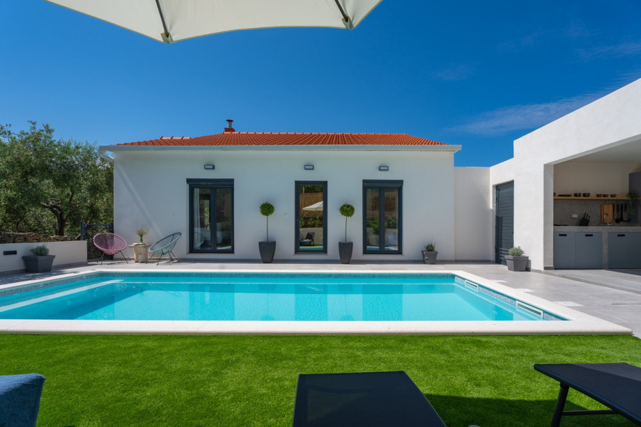 26sqm private pool (7,5m x 3,5m) with a hydromassage