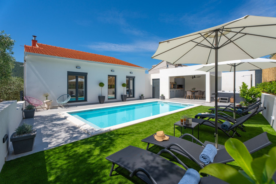 26sqm private pool (7,5m x 3,5m) with a hydromassage