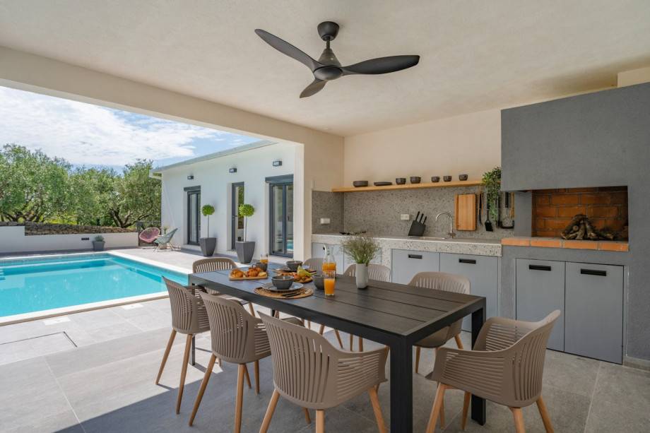 covered outdoor kitchen, barbecue (woods/charcoal)