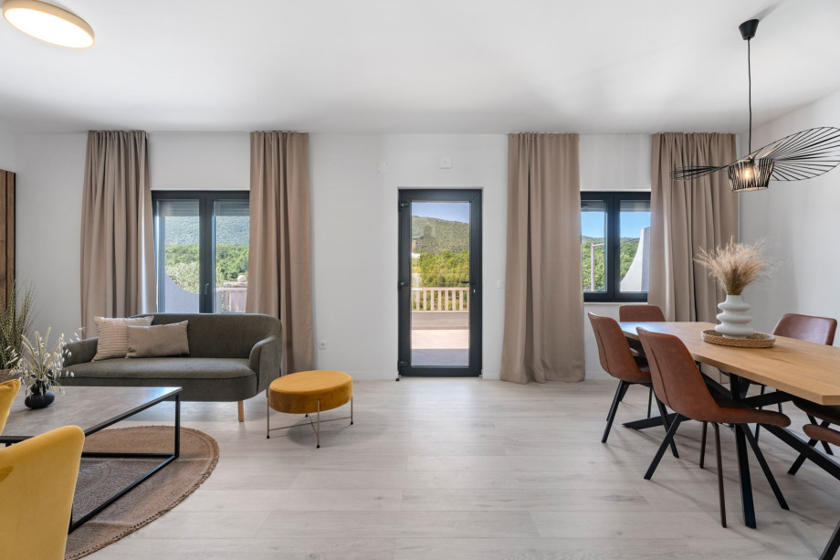 luxurious 2-bedroom apartment, organized on the higher ground floor