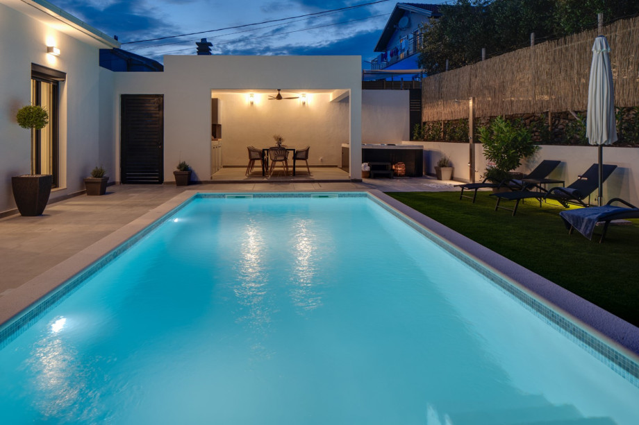 covered dining area providing the perfect entertaining, allowing you to savor delicious meals in the open air.