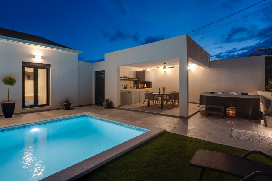 covered dining area providing the perfect setting for al fresco dining