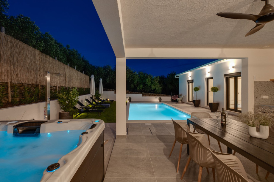 covered dining area providing the perfect entertaining, allowing you to savor delicious meals in the open air.