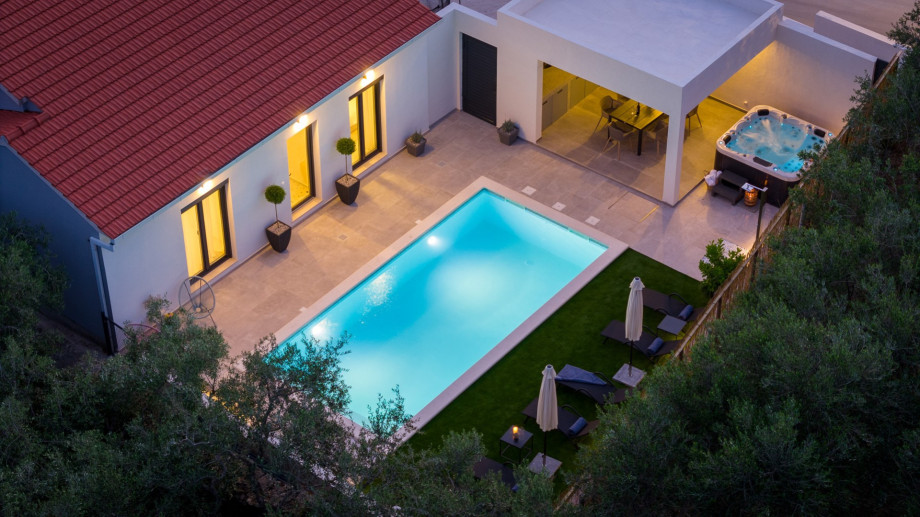 luxurious 2-bedroom apartment, organized on the higher ground floor