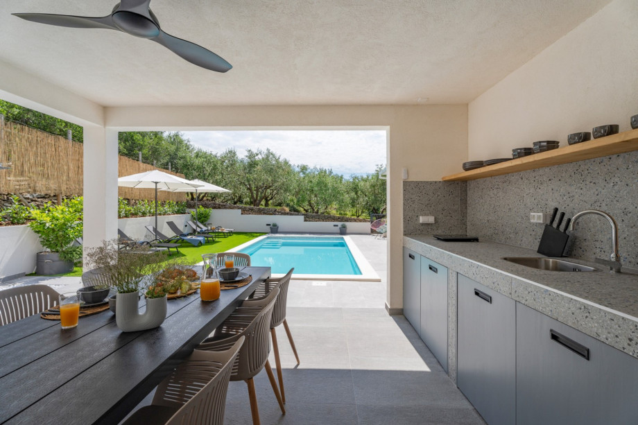 fully equipped kitchen and dining room are equipped with high-end appliances