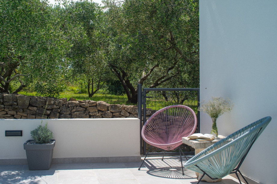 close to the beach, river, and the bustling town of Omiš, all just 8km away