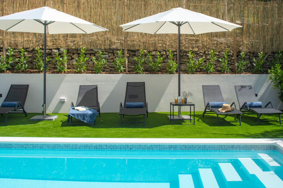 The sun deck area offers 6 deck chairs and an outdoor shower