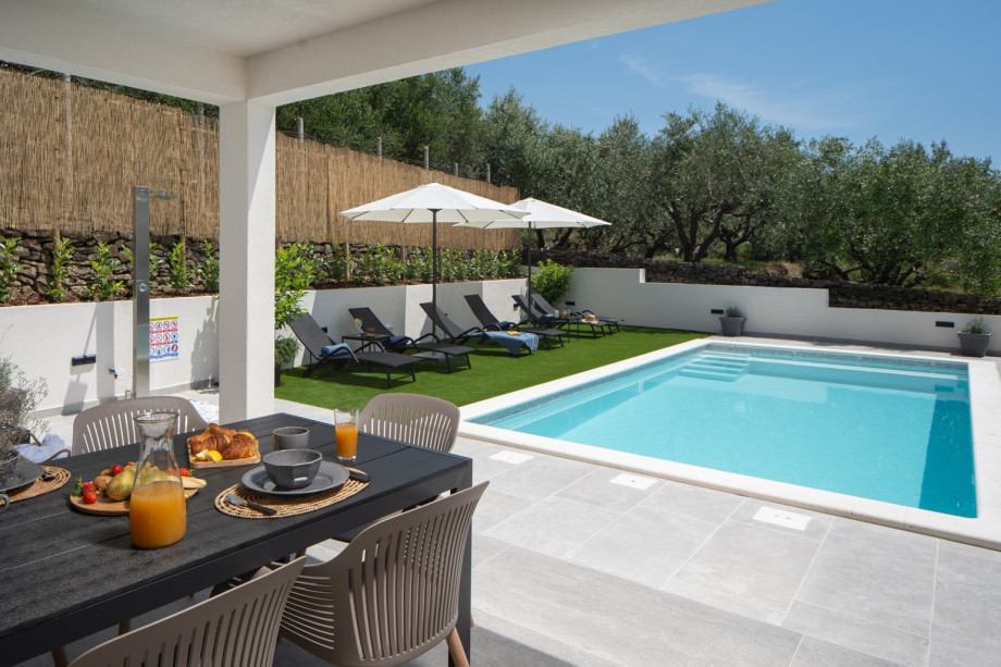 The sun deck area offers 6 deck chairs and an outdoor shower