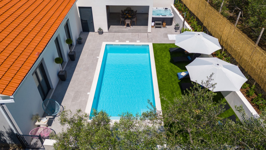 closest minimarket is 400 meters away, as is the Ruky fast-food delivery location, Bašo coffee shop