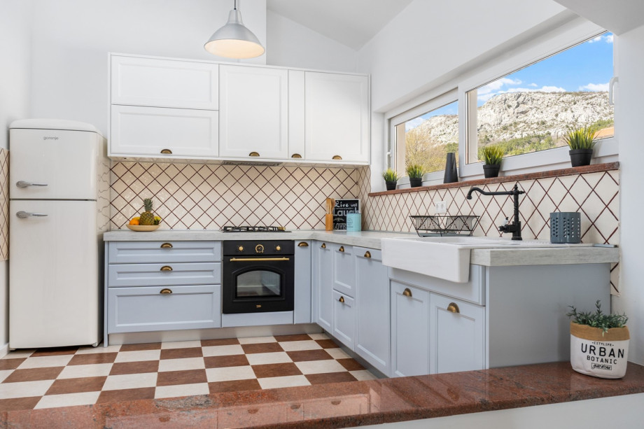 Fully equipped kitchen with dining & living area