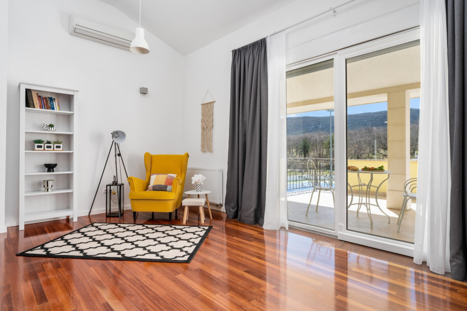 Carefully selected furniture offers several sitting areas