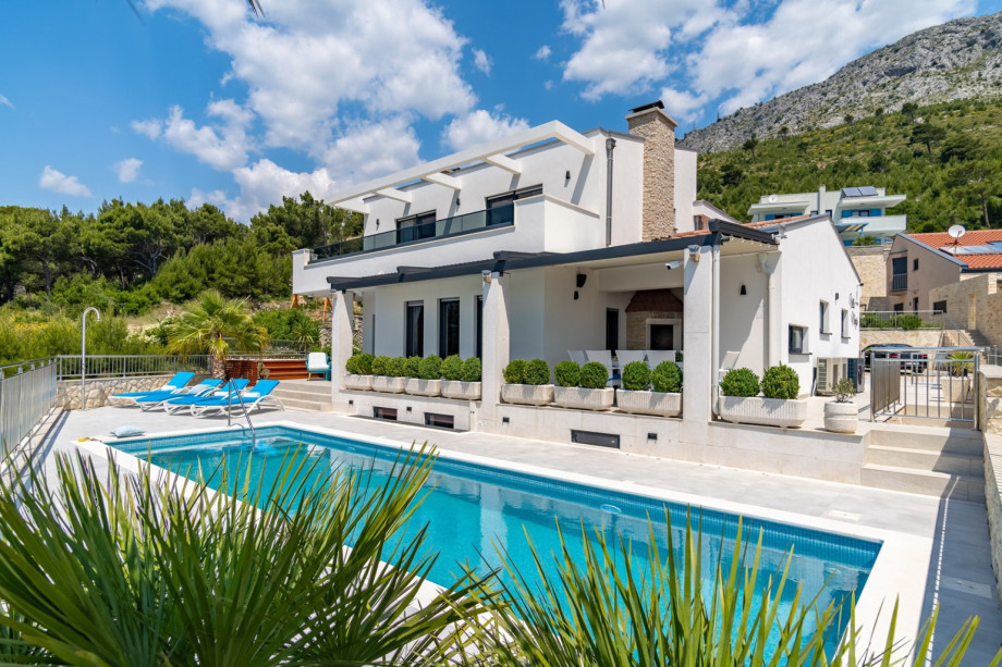 Seaview Villa Marija with heated, private pool 30sqm, jacuzzi, 4 en-suite bedrooms, sauna, and billiard, beach 300m