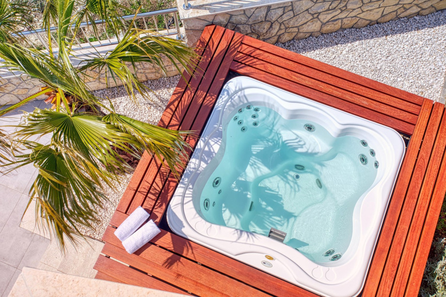 The outdoor area also offers a jacuzzi for 4 people