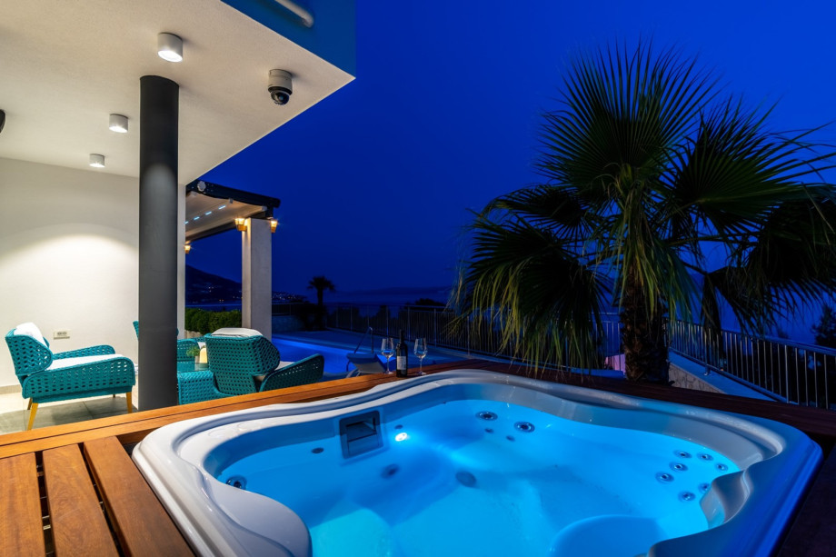 The privacy is secured and the sun deck area is not overlooked