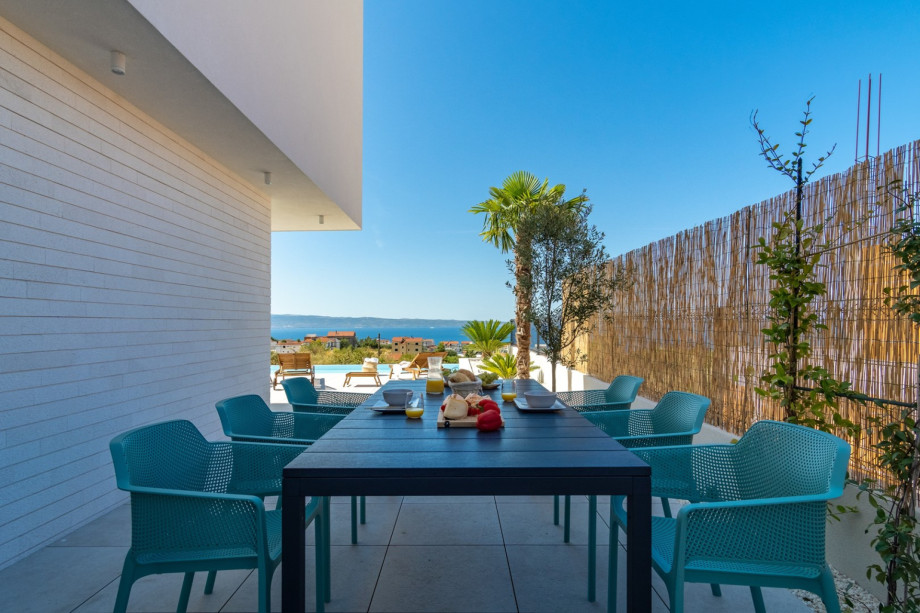 There is also an outdoor dining area in front of the kitchen, together with a traditional barbecue