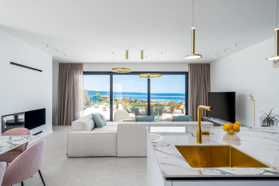 A comfortable sofa with open views on the pool and the sea