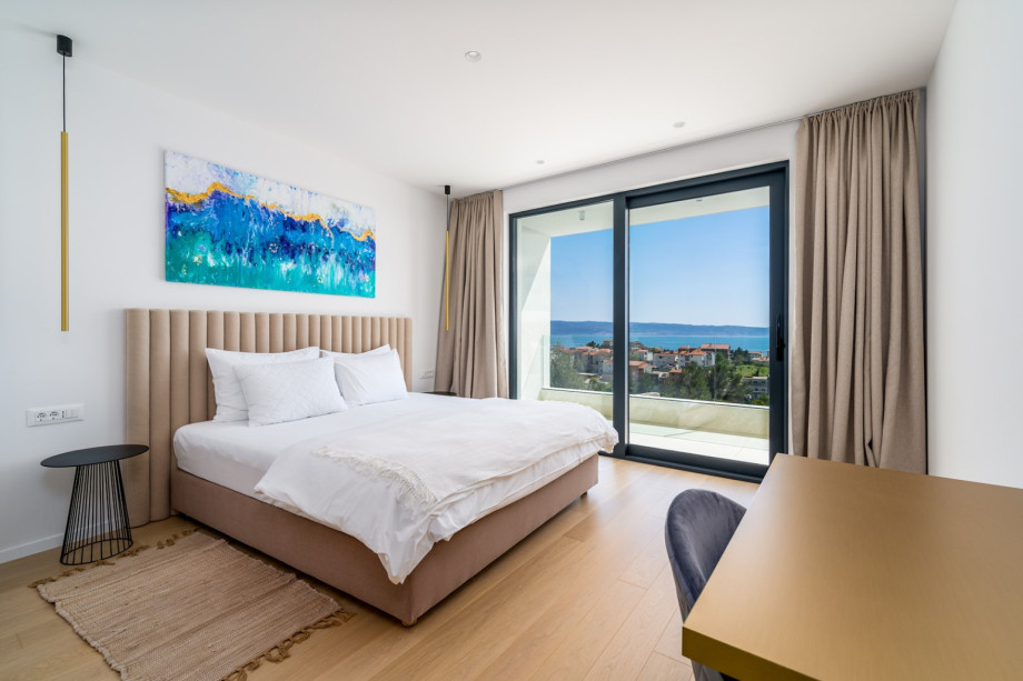 Bedroom No1 (East side) offers a king-size bed 180cm x 200cm, en-suite bathroom with a shower