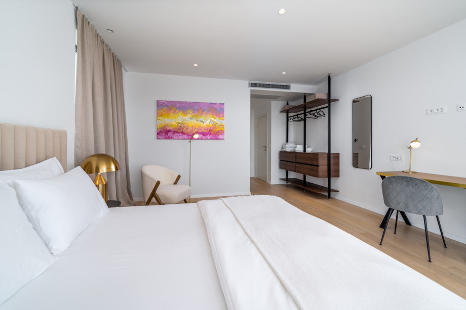 Bedroom No2 is also equipped with an en-suite bathroom with a shower